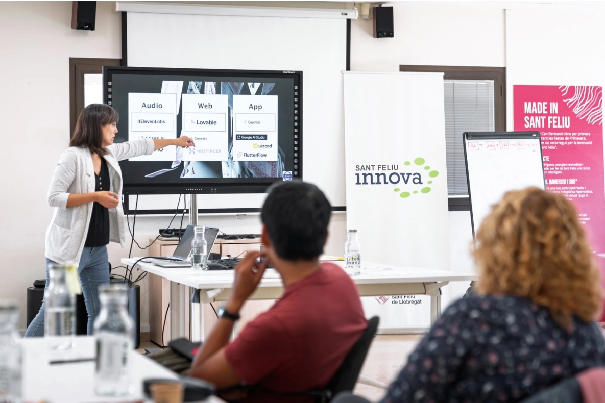 Beatriz Lizana trabajando con un equipo en una empresa