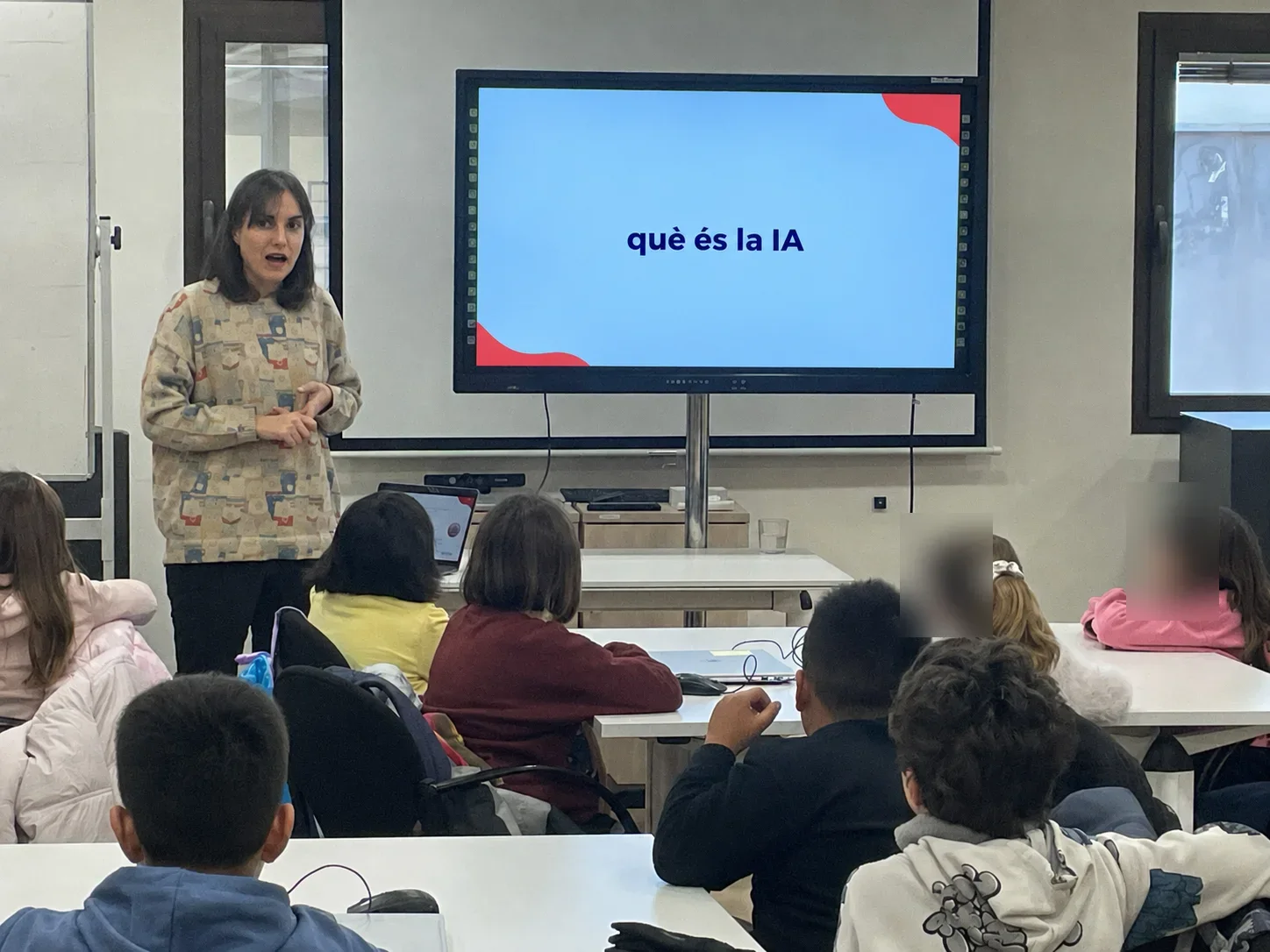 Beatriz Lizana impartiendo una formación sobre IA en un aula